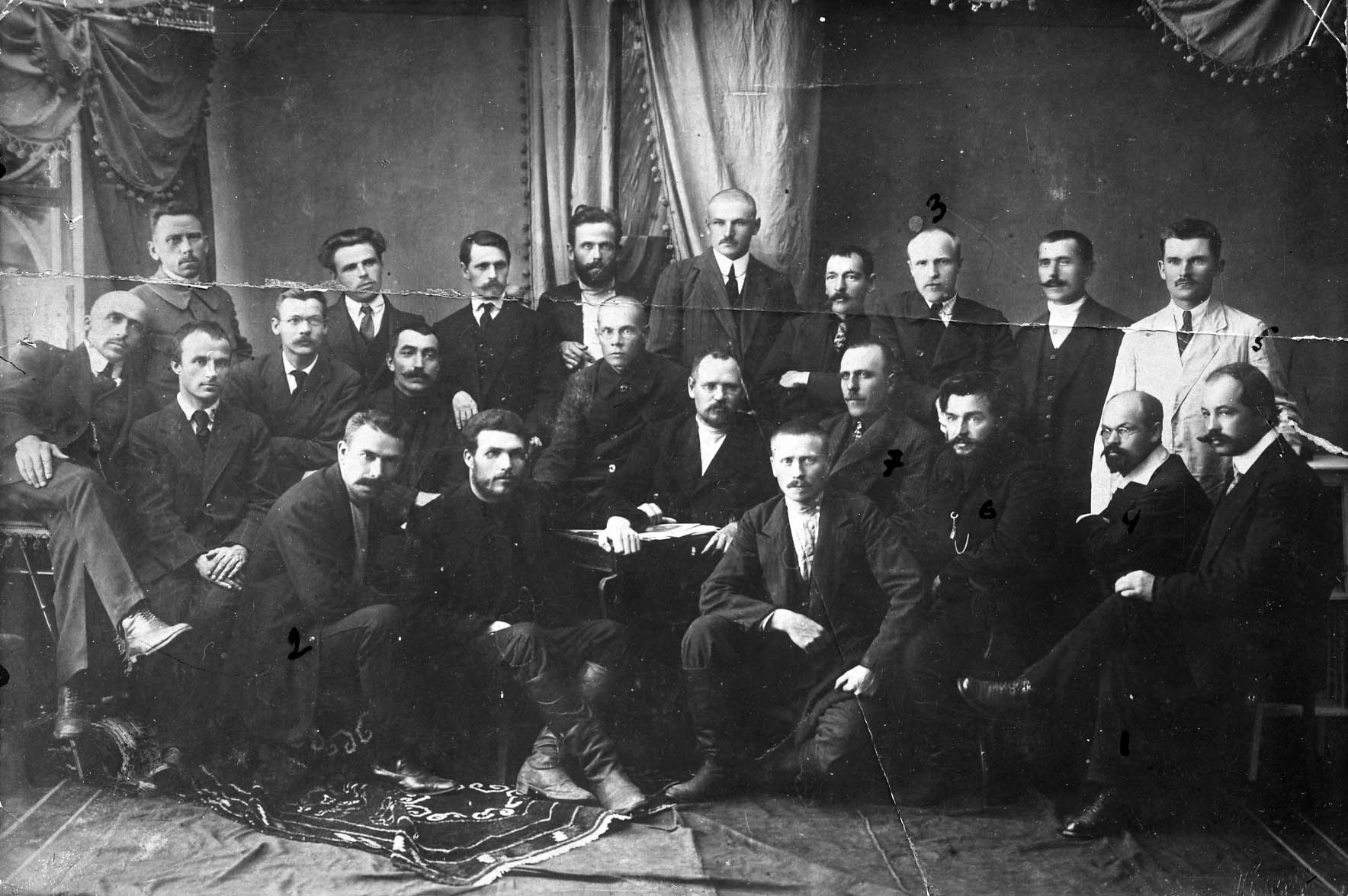 Инструкторская коллегия Алтайского союза кооперативов, 1917, август. Сидят: третий слева – И.Г. Зобачев, крайний справа – М.К. Цаплин.